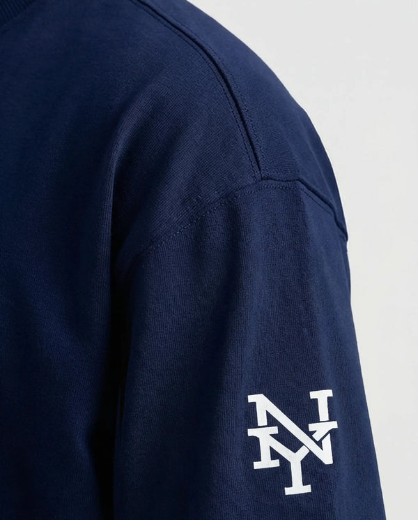 Camiseta oversized NY Kickoff Capacete azul-marinho PRISON® detalhe da manga