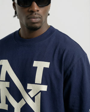 Camiseta oversized NY Monograma azul-marinho PRISON® detalhe no modelo