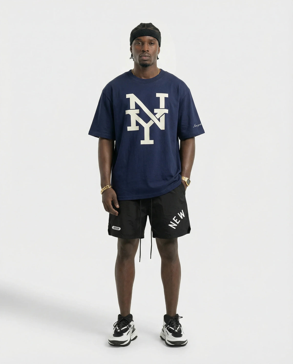 Camiseta oversized NY Monograma azul-marinho PRISON® look completo no modelo