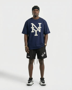 Camiseta oversized NY Monograma azul-marinho PRISON® look completo no modelo