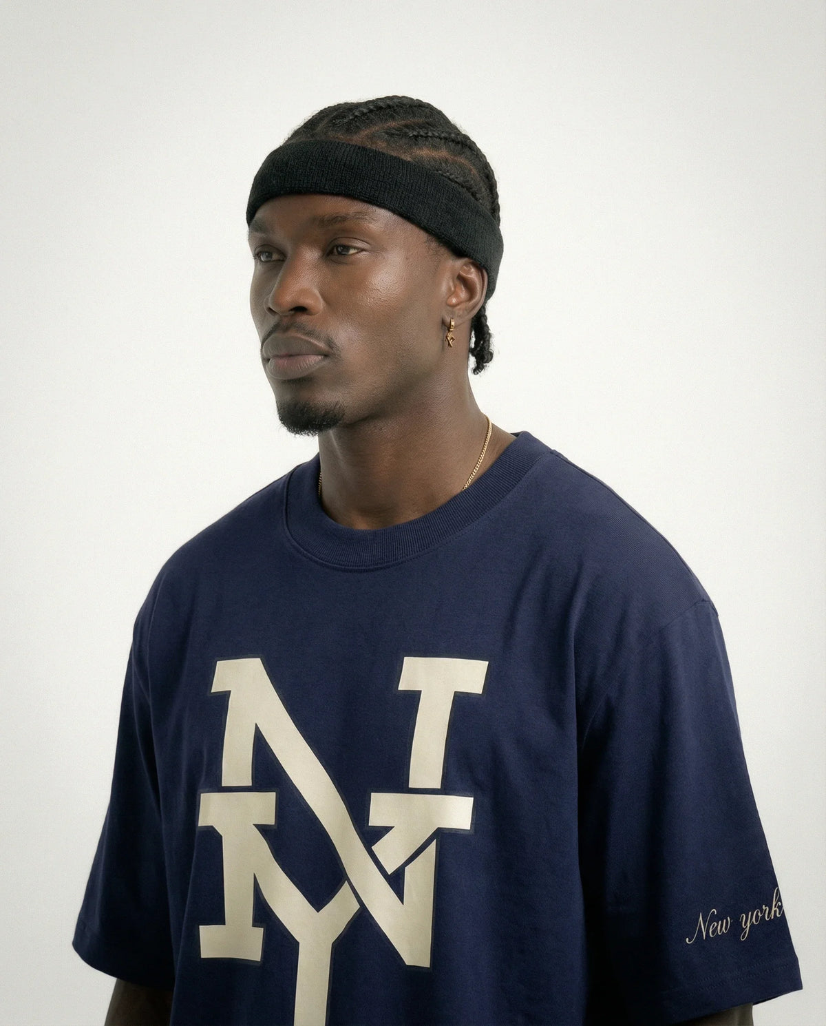 Camiseta oversized NY Monograma azul-marinho PRISON® no modelo vista lateral