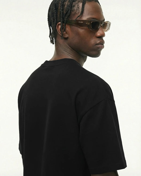 Camiseta oversized Brooklyn Classic preta PRISON® no modelo vista das costas