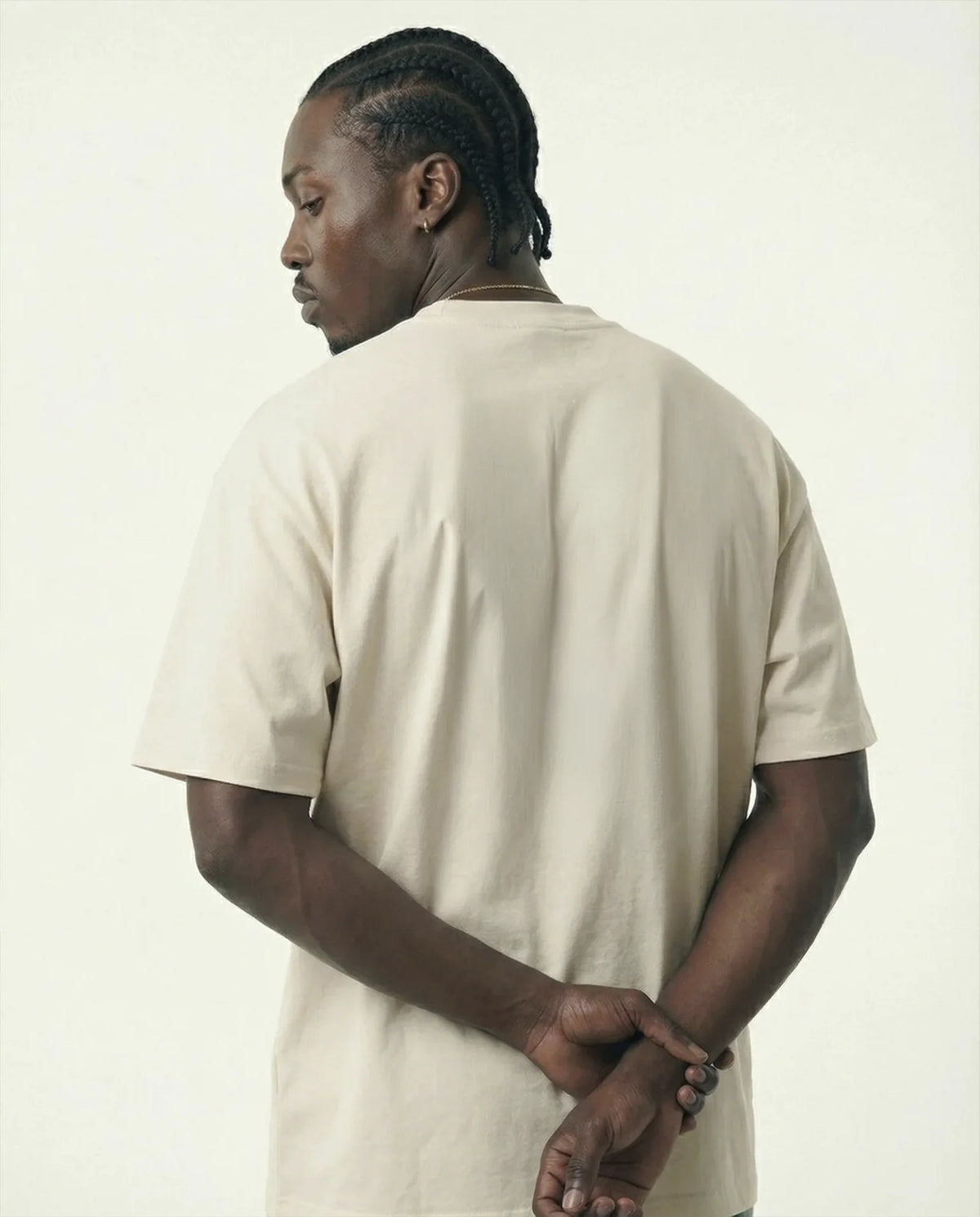 Camiseta oversized NYC Bike Vintage off-white PRISON® no modelo vista das costas