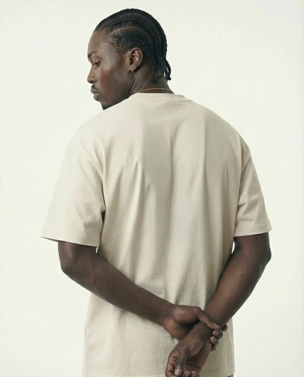 Camiseta oversized NYC Bike Vintage off-white PRISON® no modelo vista das costas