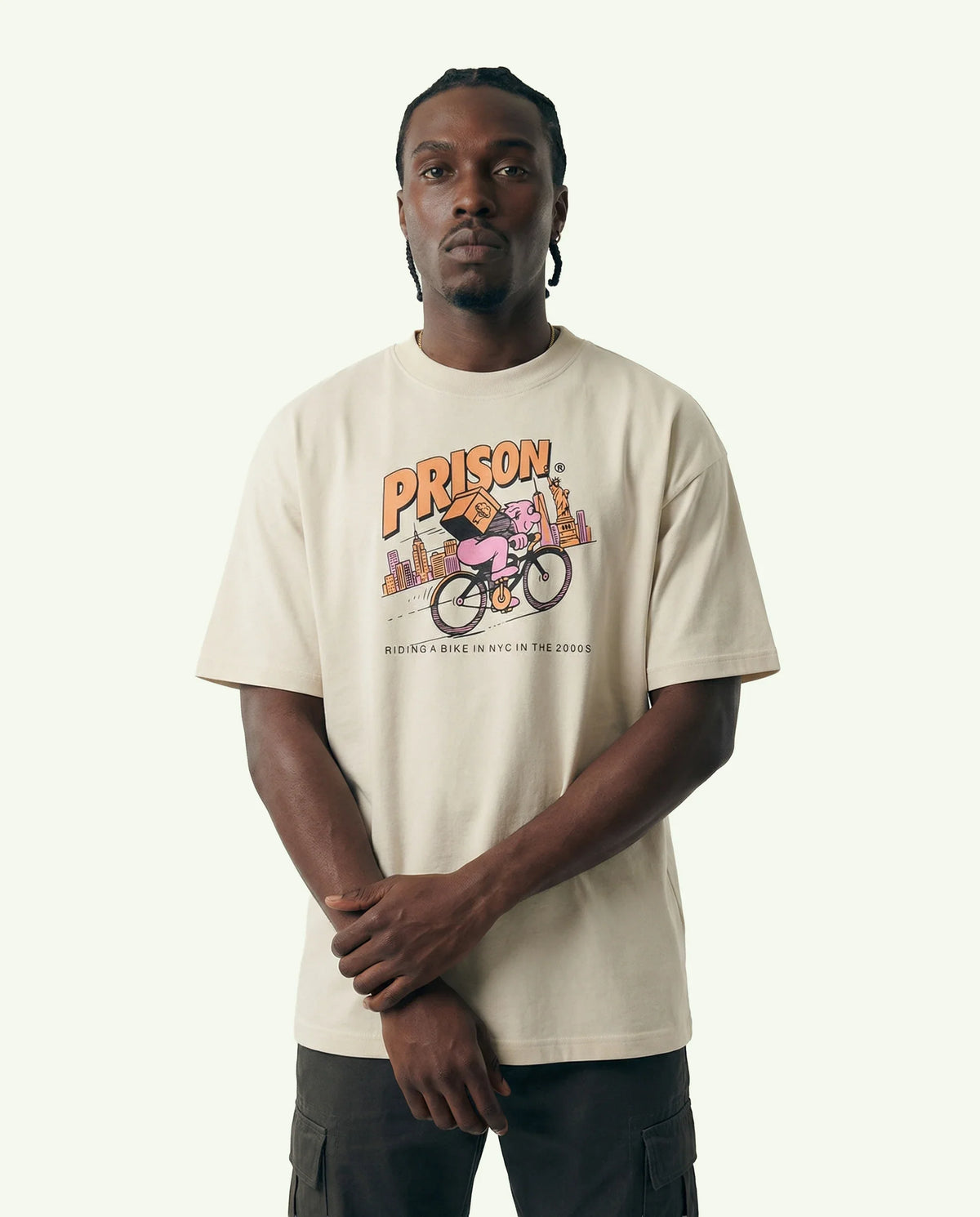 Camiseta oversized NYC Bike Vintage off-white PRISON® no modelo vista frontal