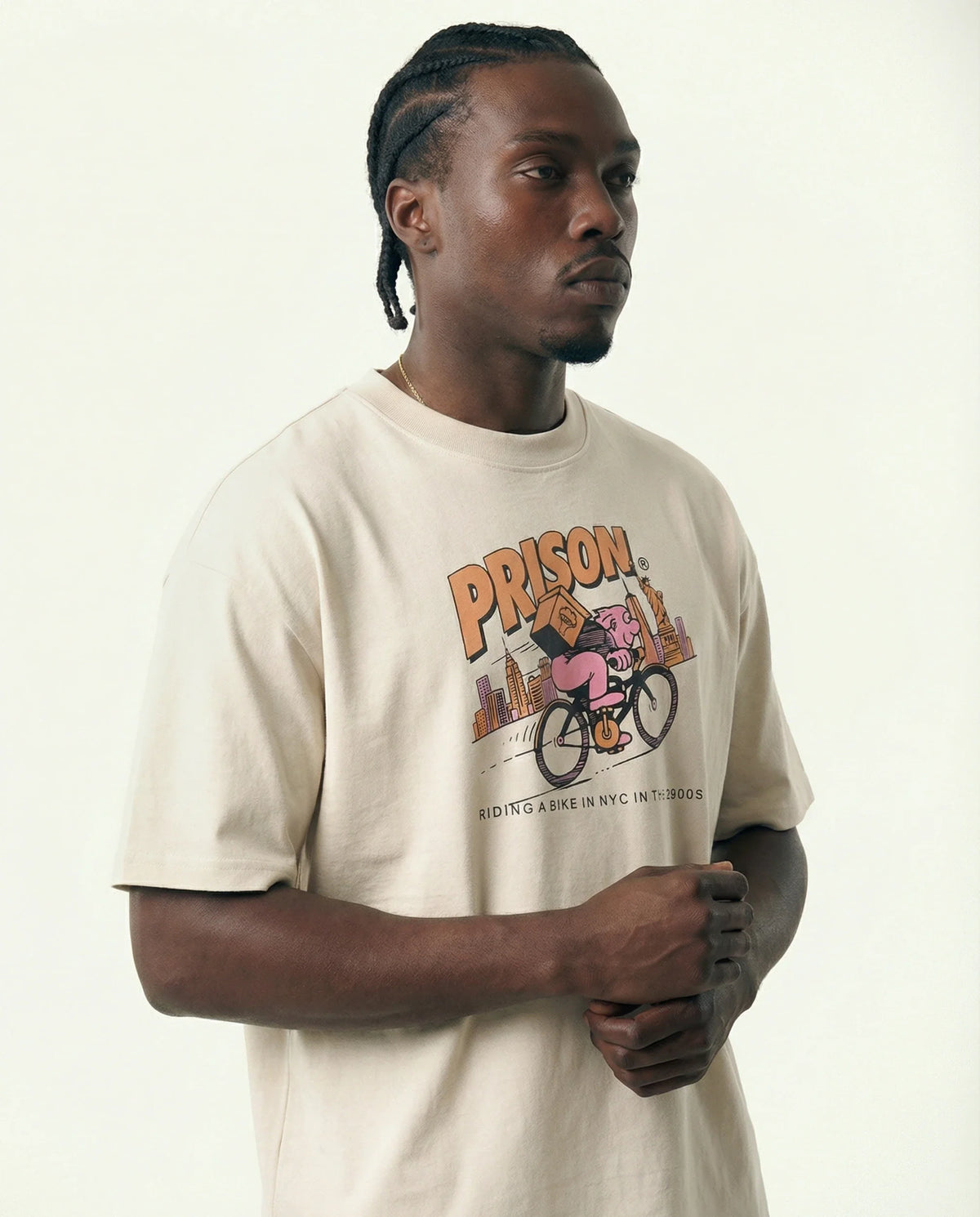 Camiseta oversized NYC Bike Vintage off-white PRISON® no modelo vista lateral