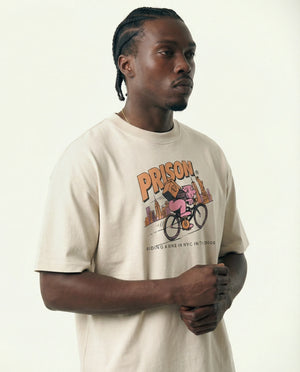 Camiseta oversized NYC Bike Vintage off-white PRISON® no modelo vista lateral
