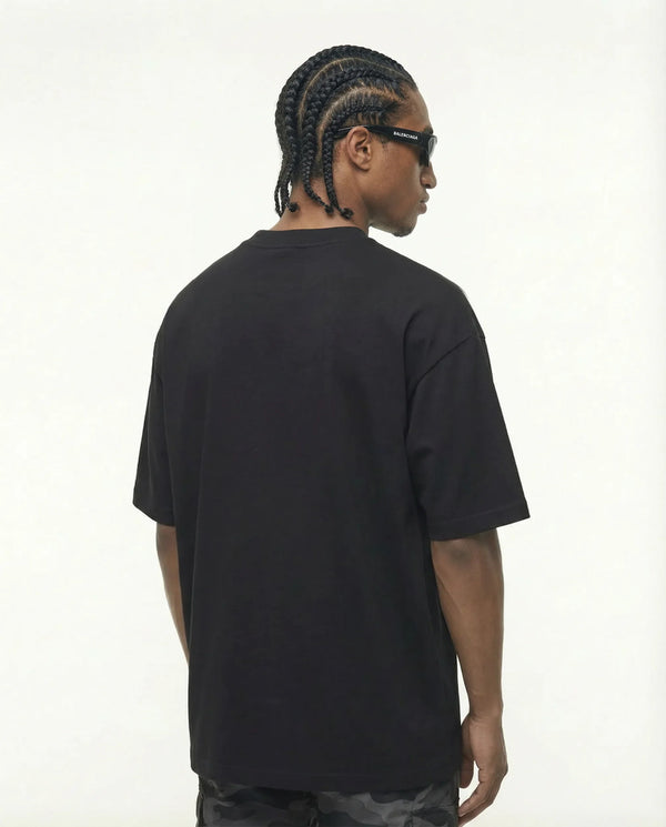 Camiseta oversized NYC Essentials Ícones preta PRISON® no modelo vista das costas