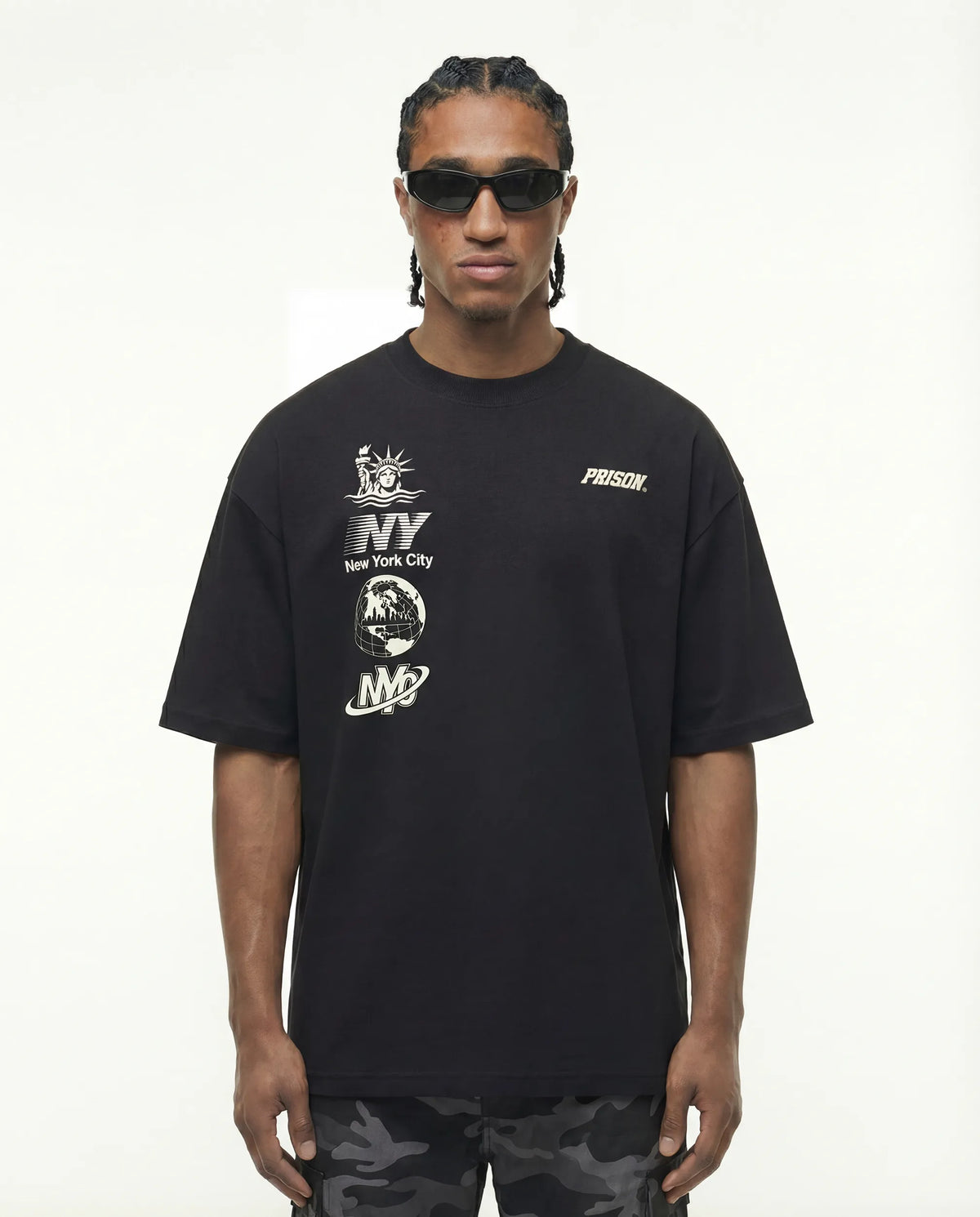 Camiseta oversized NYC Essentials Ícones preta PRISON® no modelo vista frontal