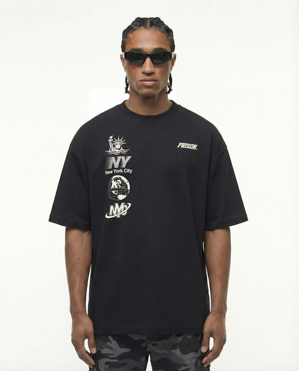 Camiseta oversized NYC Essentials Ícones preta PRISON® no modelo vista frontal