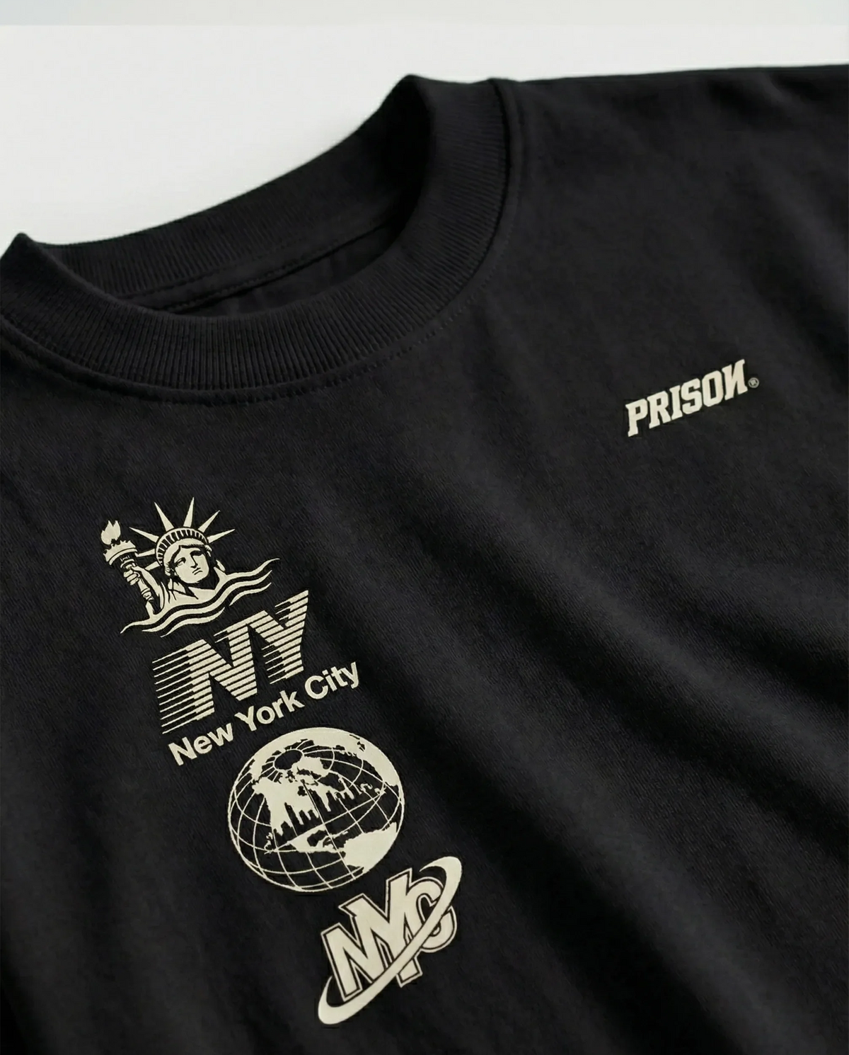 Camiseta oversized NYC Essentials Ícones preta PRISON® estampa em still