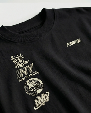 Camiseta oversized NYC Essentials Ícones preta PRISON® estampa em still