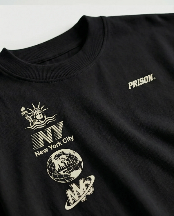Camiseta oversized NYC Essentials Ícones preta PRISON® estampa em still