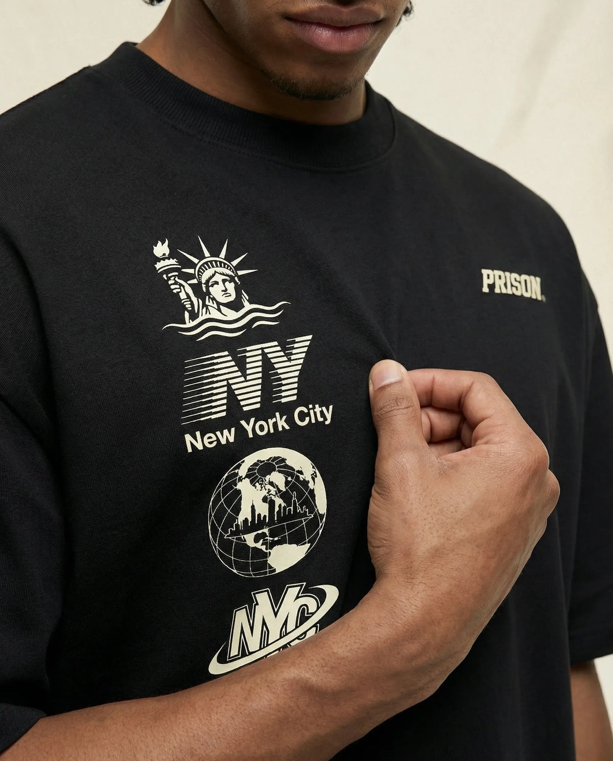 Camiseta oversized NYC Essentials Ícones preta PRISON® detalhe da estampa