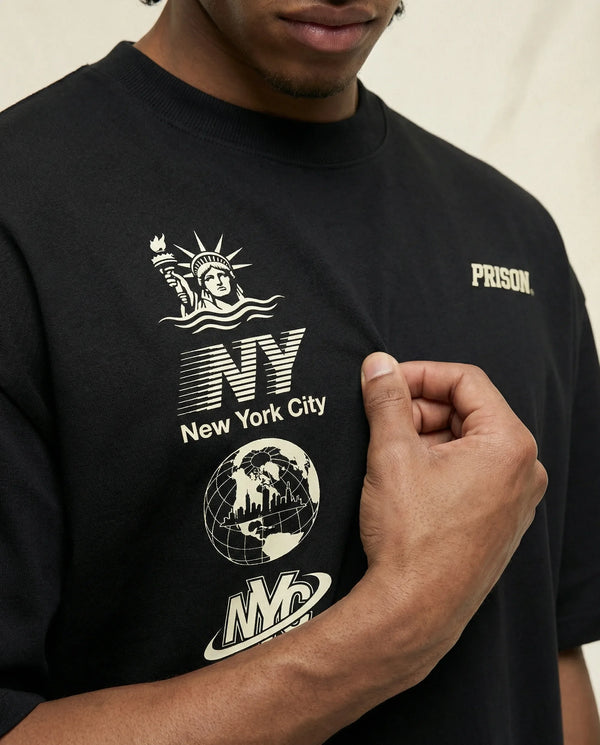 Camiseta oversized NYC Essentials Ícones preta PRISON® detalhe da estampa