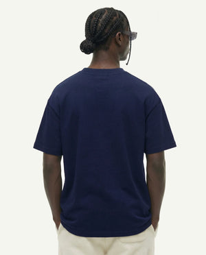 Camiseta oversized Queens Basketball azul-marinho PRISON® no modelo vista das costas