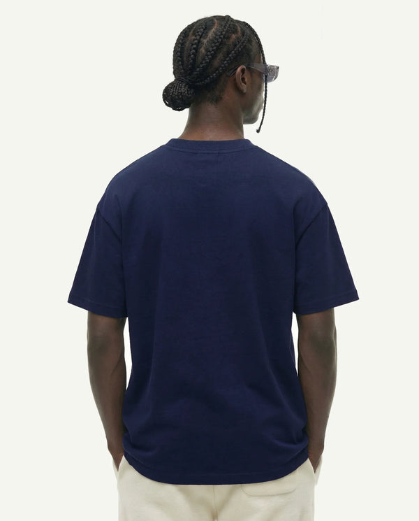 Camiseta oversized Queens Basketball azul-marinho PRISON® no modelo vista das costas