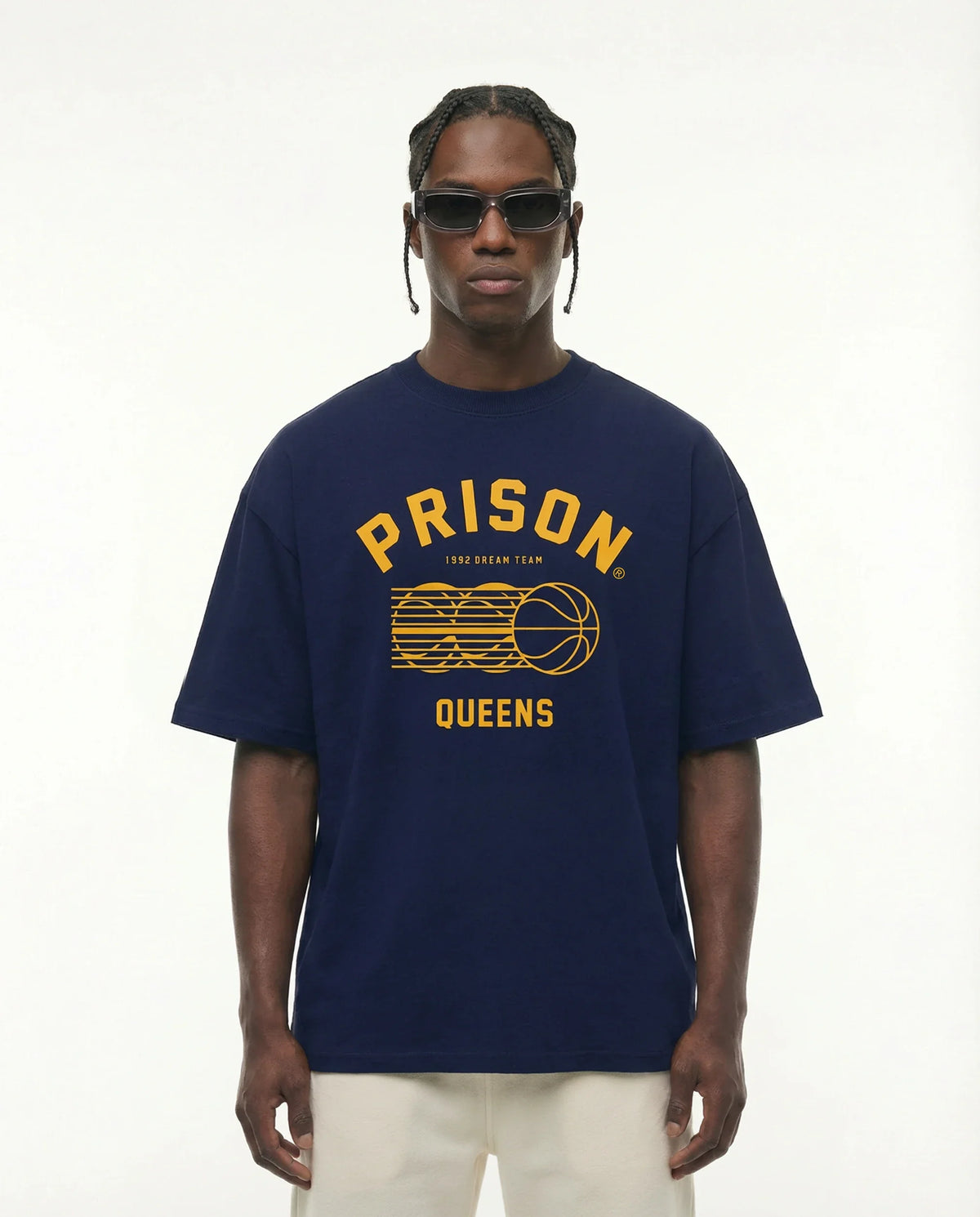 Camiseta oversized Queens Basketball azul-marinho PRISON® look completo no modelo