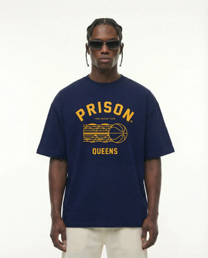 Camiseta oversized Queens Basketball azul-marinho PRISON® look completo no modelo