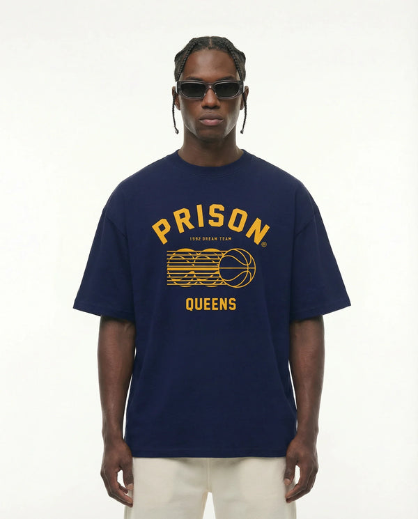 Camiseta oversized Queens Basketball azul-marinho PRISON® look completo no modelo