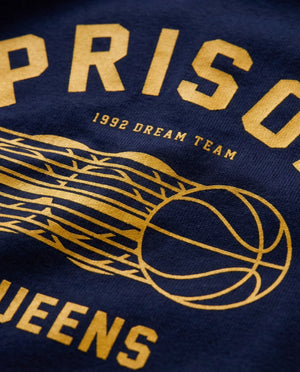 Camiseta oversized Queens Basketball azul-marinho PRISON® detalhe da estampa