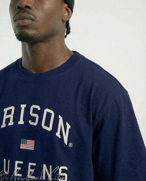 Camiseta oversized Queens azul-marinho PRISON® detalhe da gola
