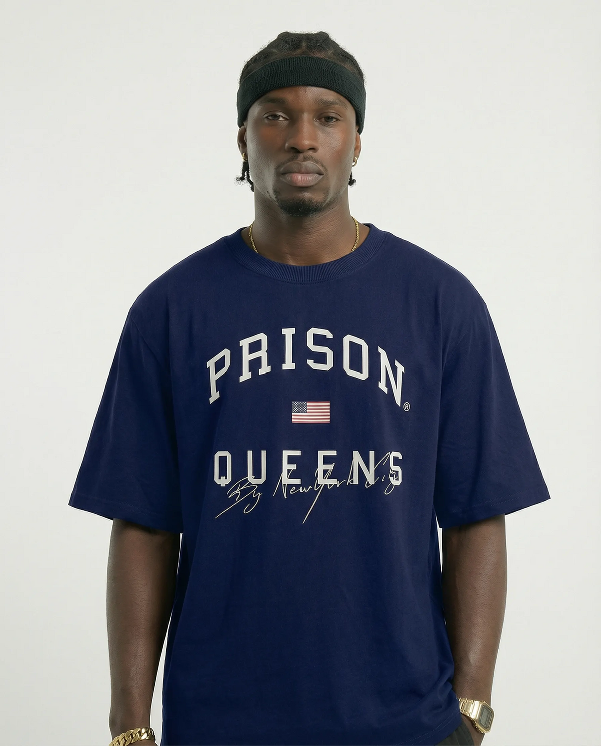 Camiseta oversized Queens azul-marinho PRISON® no modelo vista frontal