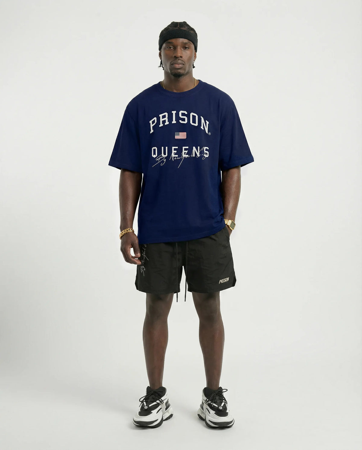 Camiseta oversized Queens azul-marinho PRISON® look completo no modelo