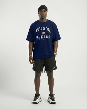 Camiseta oversized Queens azul-marinho PRISON® look completo no modelo