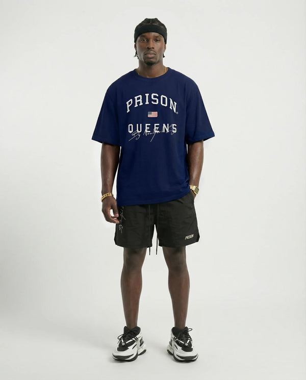 Camiseta oversized Queens azul-marinho PRISON® look completo no modelo