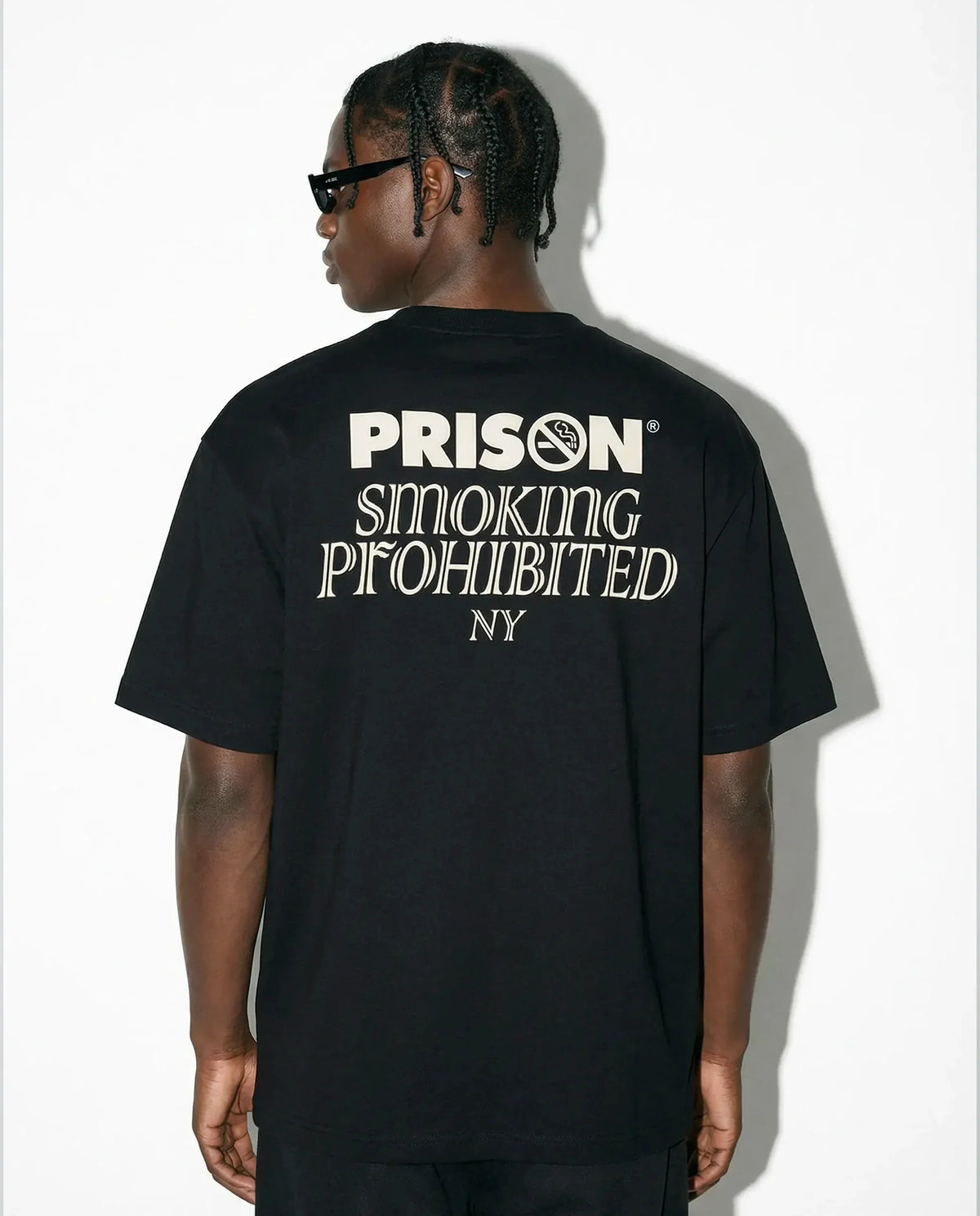 Camiseta oversized NY Minimal Logo preta PRISON® frente e costas