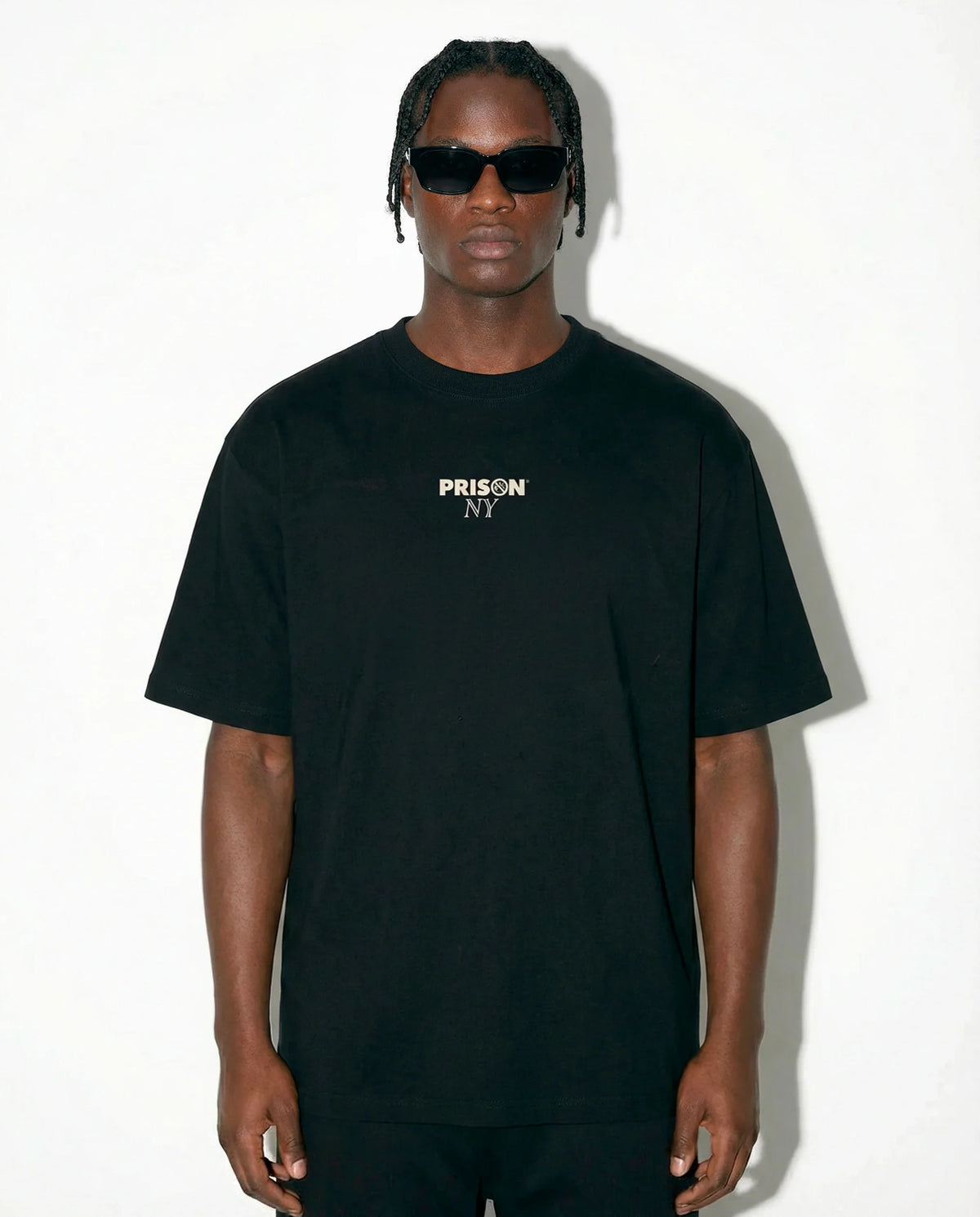 Camiseta oversized NY Minimal Logo preta PRISON® look completo no modelo