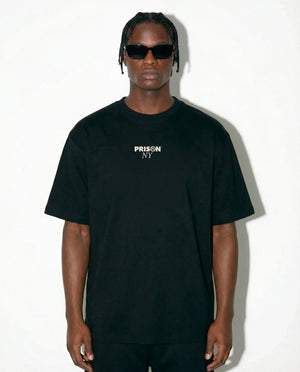 Camiseta oversized NY Minimal Logo preta PRISON® look completo no modelo