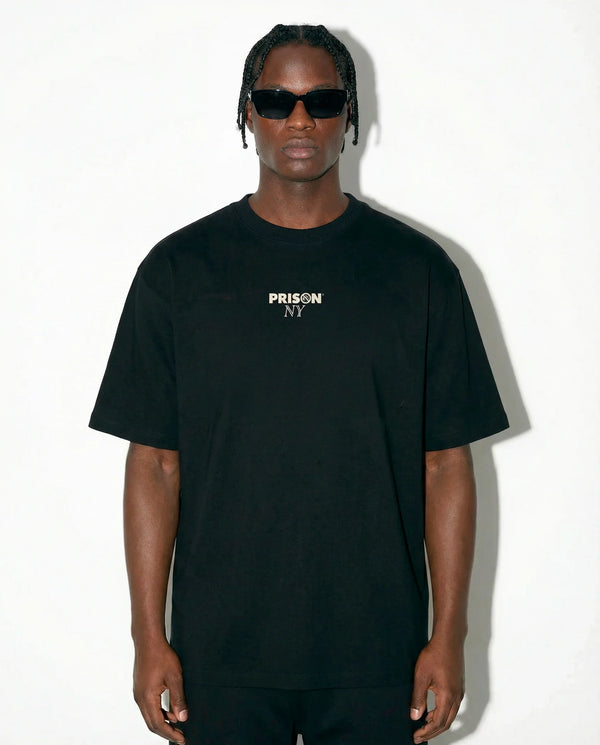 Camiseta oversized NY Minimal Logo preta PRISON® look completo no modelo