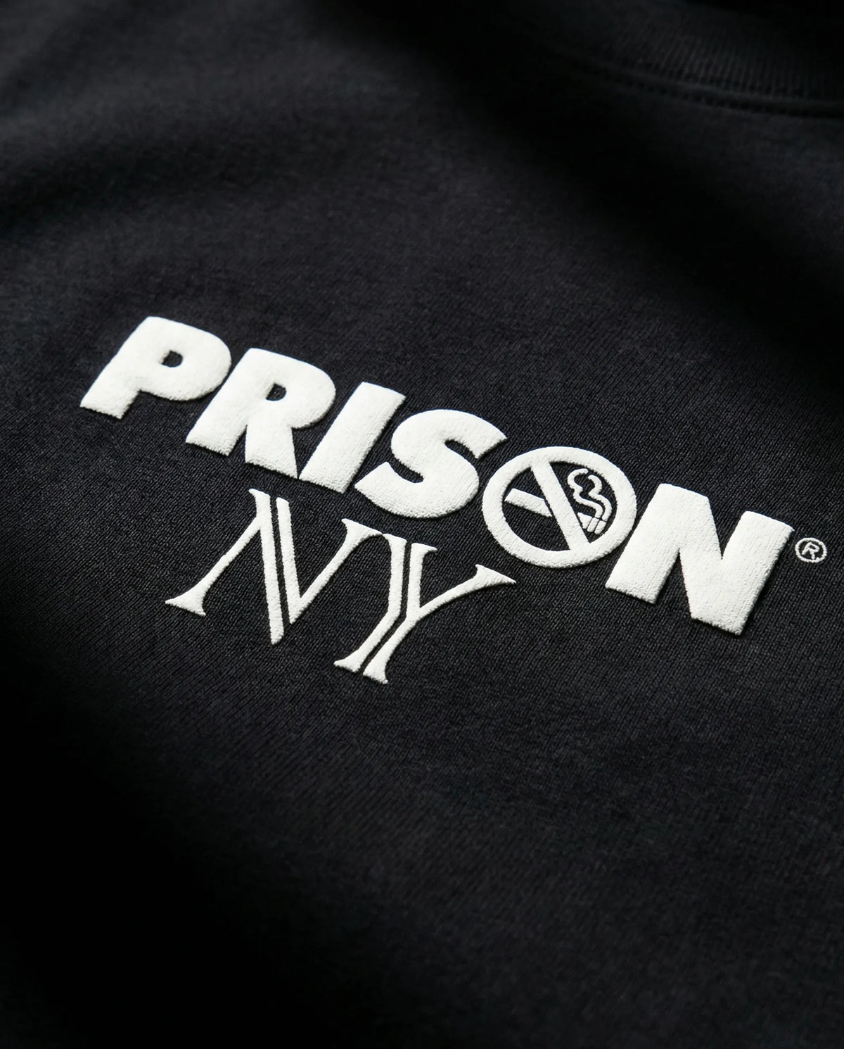 Camiseta oversized NY Minimal Logo preta PRISON® detalhe da estampa