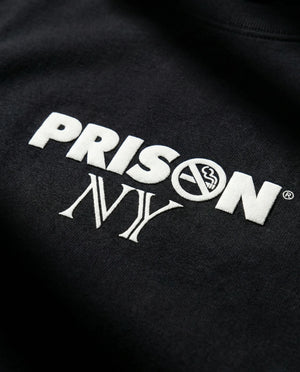 Camiseta oversized NY Minimal Logo preta PRISON® detalhe da estampa
