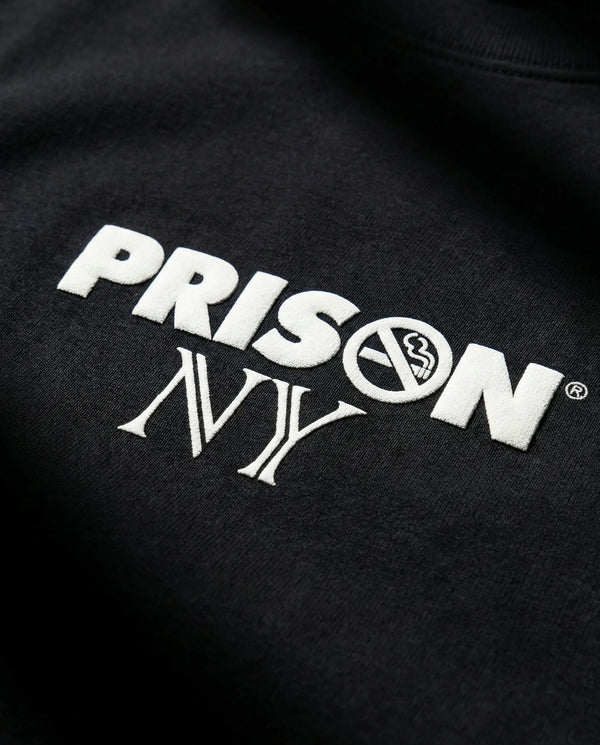 Camiseta oversized NY Minimal Logo preta PRISON® detalhe da estampa