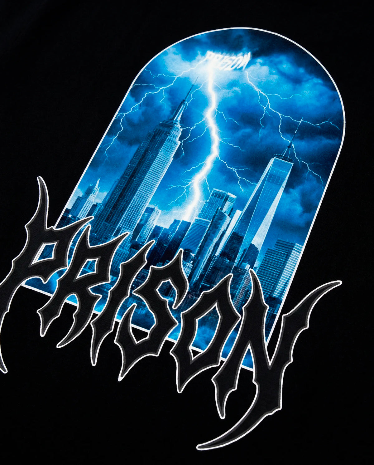 Camiseta oversized Lightning NYC Skyline preta PRISON® detalhe da estampa das costas