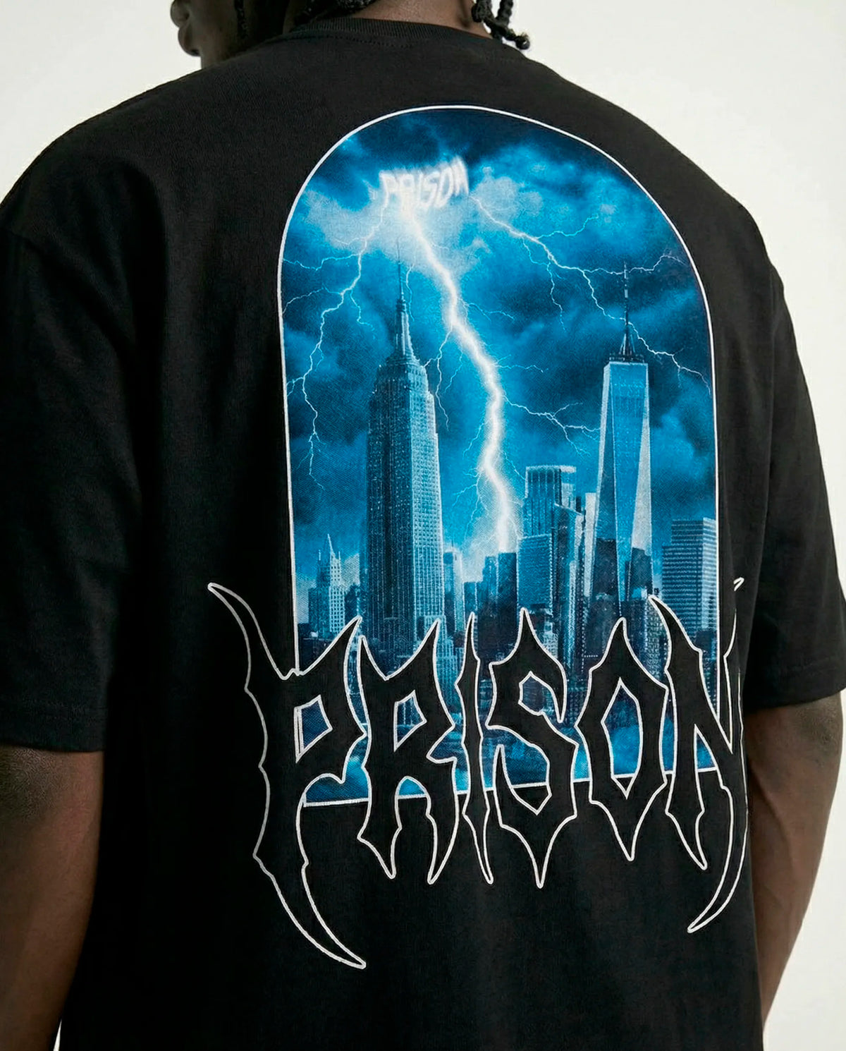 Camiseta oversized Lightning NYC Skyline preta PRISON® detalhe no modelo