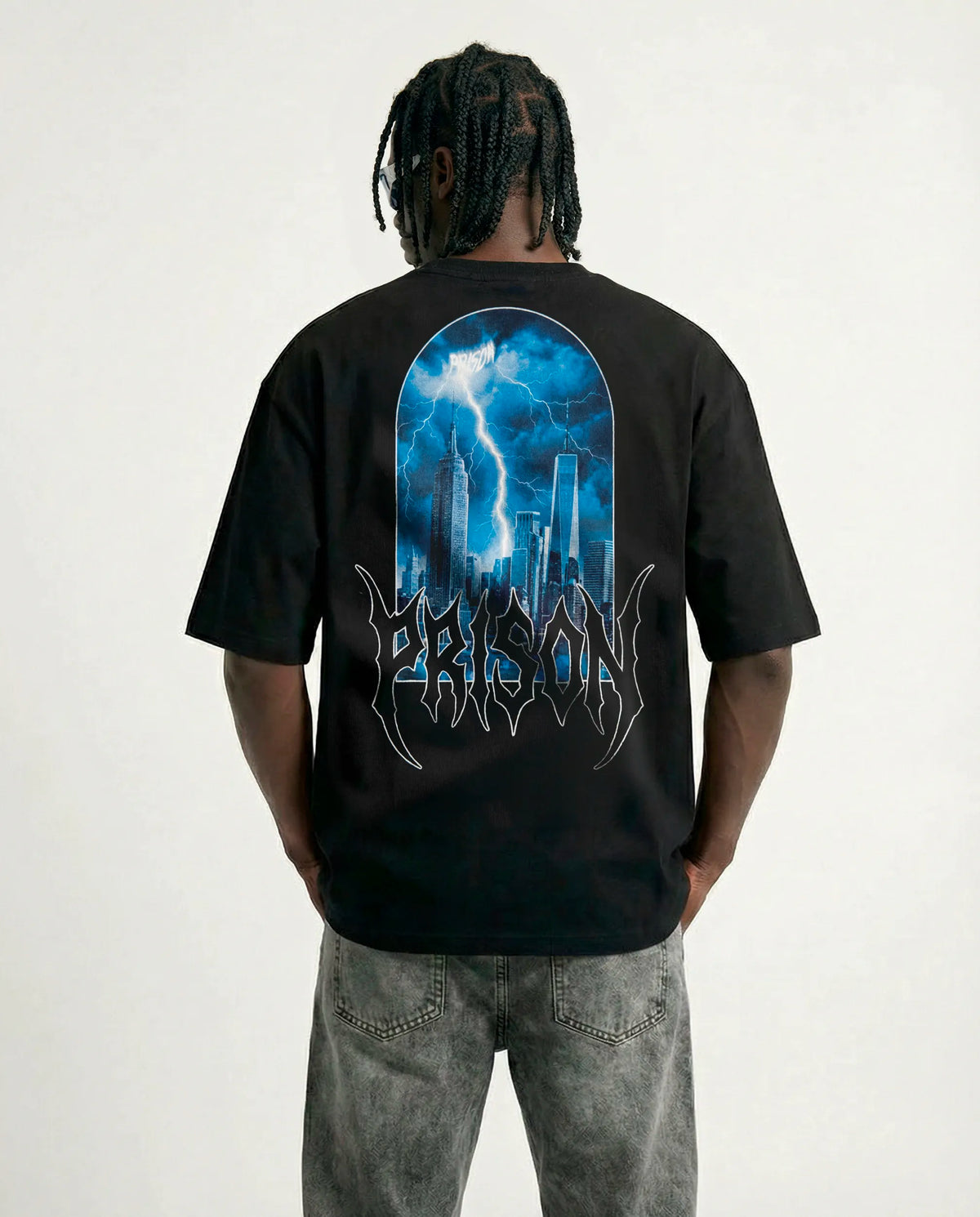 Camiseta oversized Lightning NYC Skyline preta PRISON® no modelo vista das costas