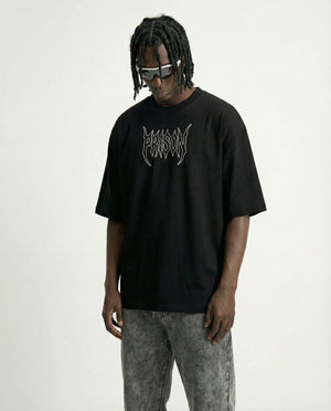 Camiseta oversized Lightning NYC Skyline preta PRISON® no modelo