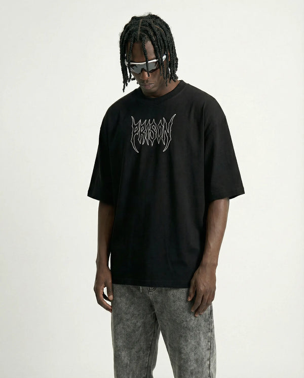 Camiseta oversized Lightning NYC Skyline preta PRISON® no modelo