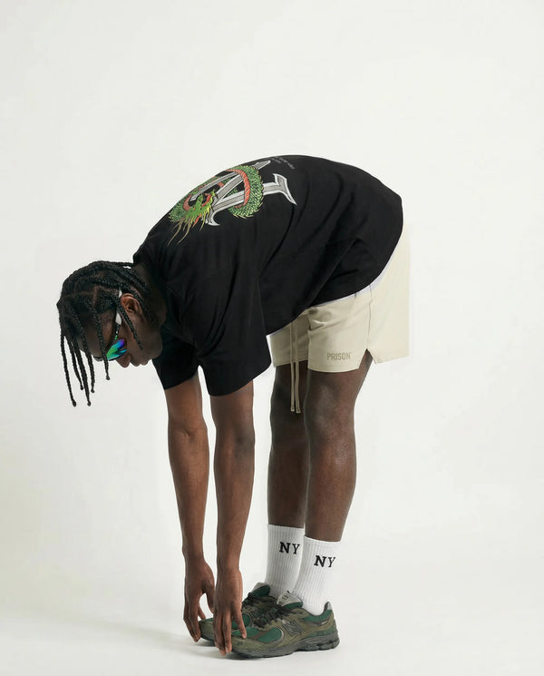 Camiseta oversized Dragão NY preta PRISON® no modelo costas em destaque