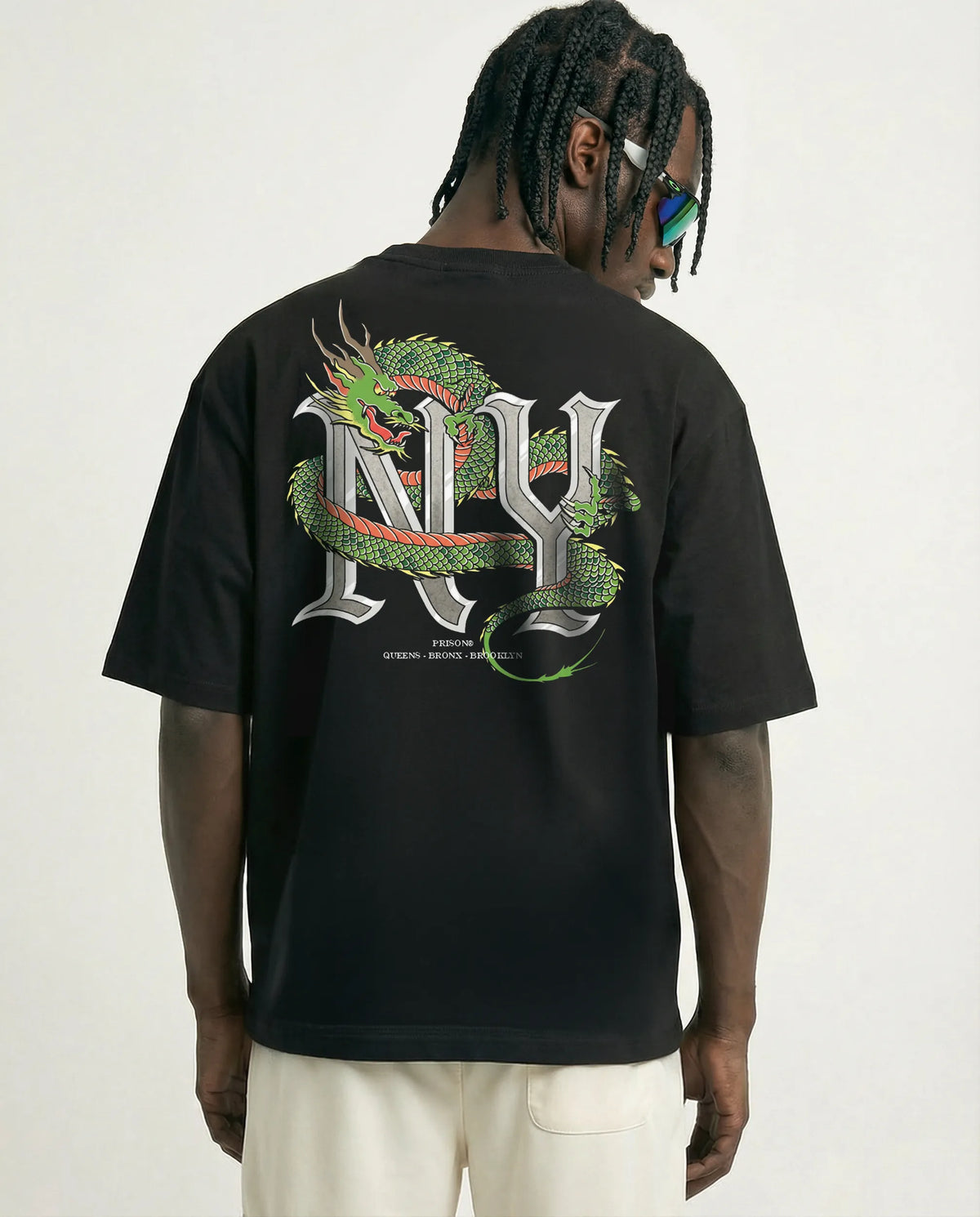 Camiseta oversized Dragão NY preta PRISON® no modelo vista das costas