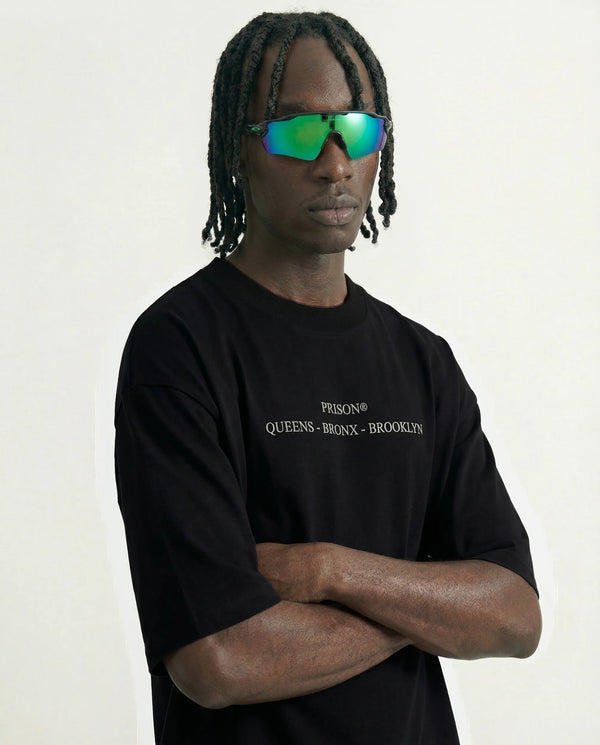 Camiseta oversized Dragão NY preta PRISON® no modelo vista frontal