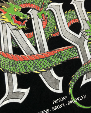Camiseta oversized Dragão NY preta PRISON® detalhe da estampa