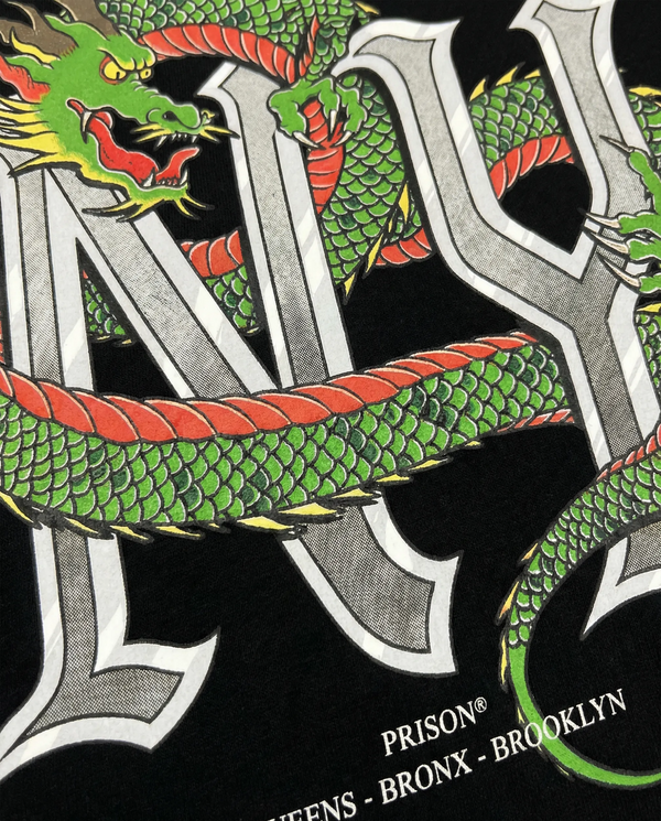 Camiseta oversized Dragão NY preta PRISON® detalhe da estampa