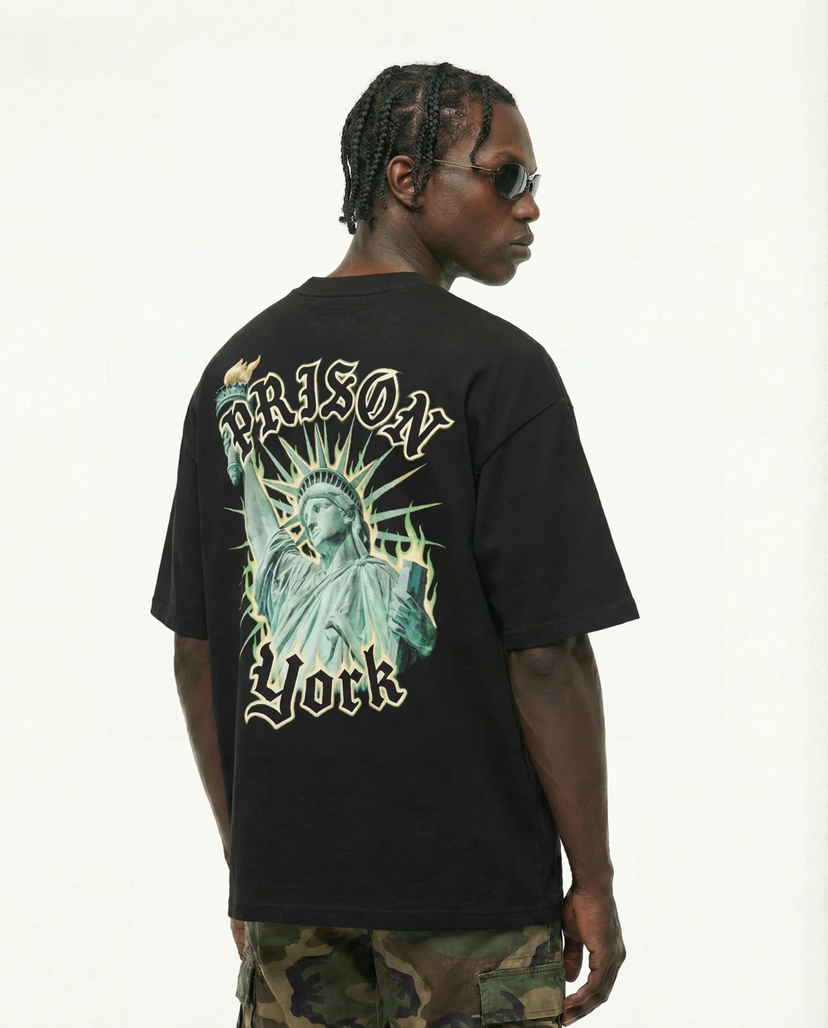 Camiseta oversized Estátua da Liberdade York preta PRISON® no modelo vista das costas
