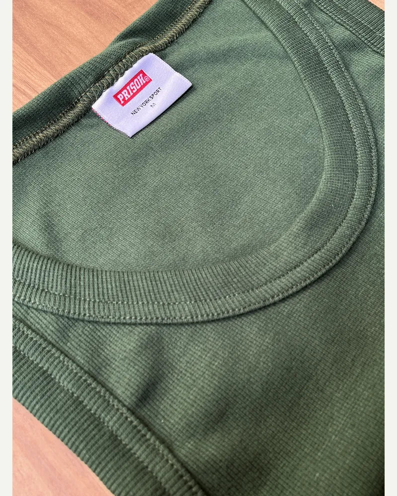 Detalhe real da gola e da etiqueta interna da regata canelada verde militar PRISON®.