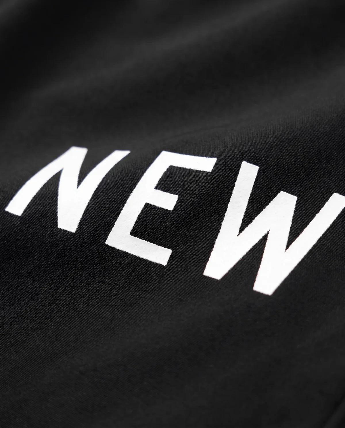 Detalhe da aplicação do short esportivo masculino preto New York Prison